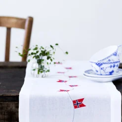 Bordløper med norske flagg, hvit