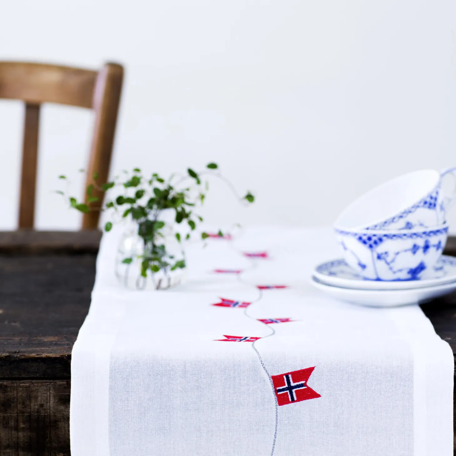 Bordløper med norske flagg, hvit