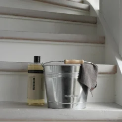 Cleaning bucket