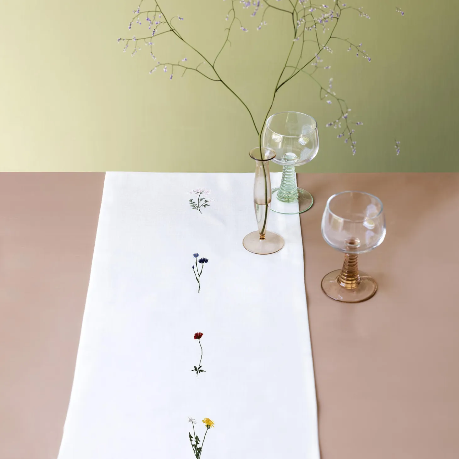 FLORA bordløper med ville blomster, hvit