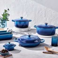 Signature støpejern rund gryte Ø 24 cm, azure blue