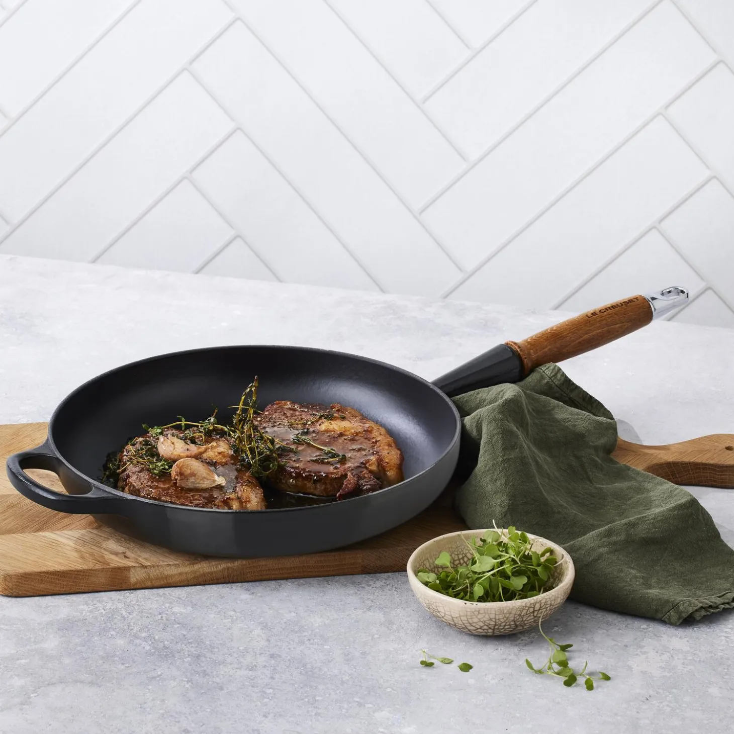 SIgnature støpejern stekepanne med trehåndtak Ø 28 cm, matte black