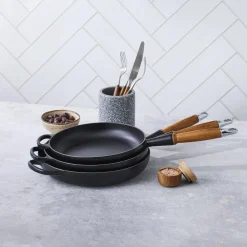 SIgnature støpejern stekepanne med trehåndtak Ø 28 cm, matte black