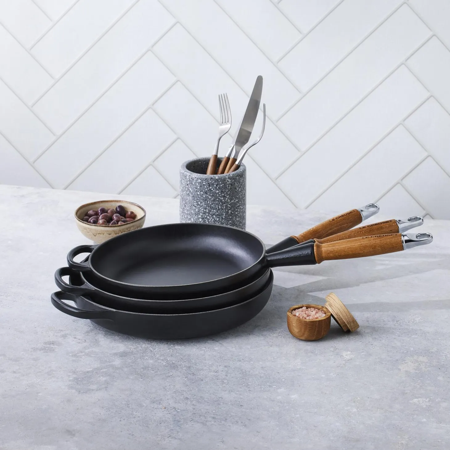 SIgnature støpejern stekepanne med trehåndtak Ø 28 cm, matte black